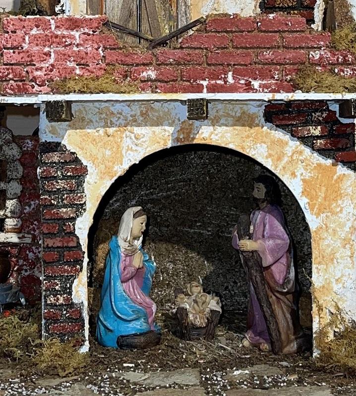 Presepe cm 45x30x38 con nativita' cm 10 fuoco  batteria